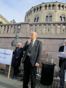 Morten Selven heldt appell framfor Stortinget, og bad politikarne akte seg frå å endre grunnloven.