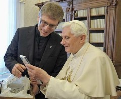 Pave Emeritus og Fykse Tveit frå Kirkenes Verdensråd. 
